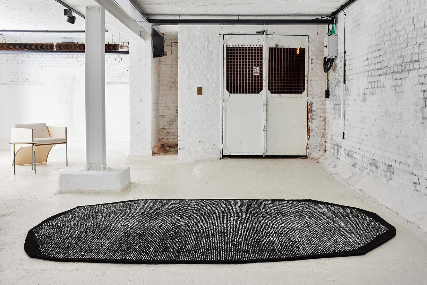 Tappeto Cocoon 2 Bianco/Nero | Misura: 250 × 350 cm Tappeto Cocoon 2 Bianco/Nero | Misura: 250 × 350 cm