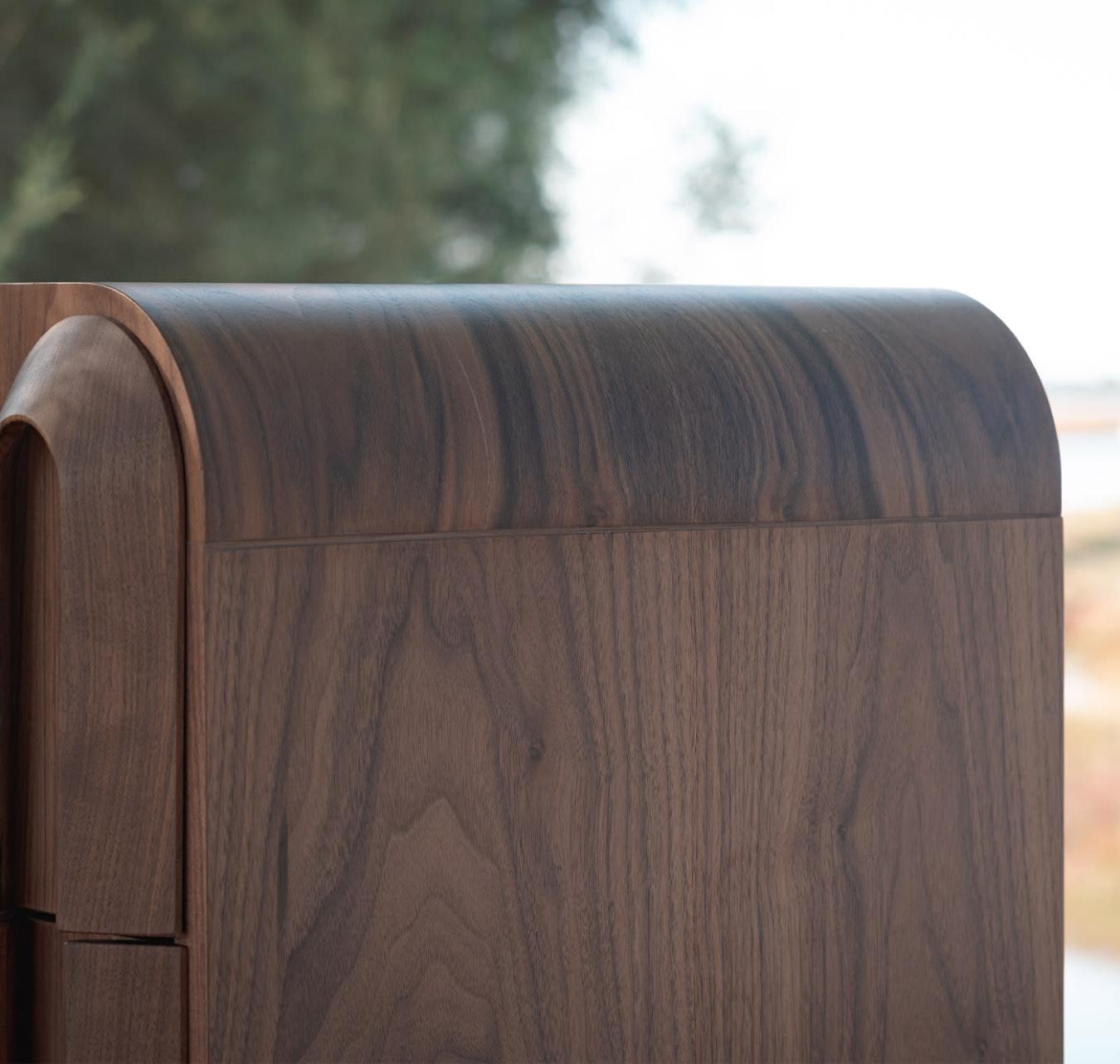Cassettiera Elegante in Legno