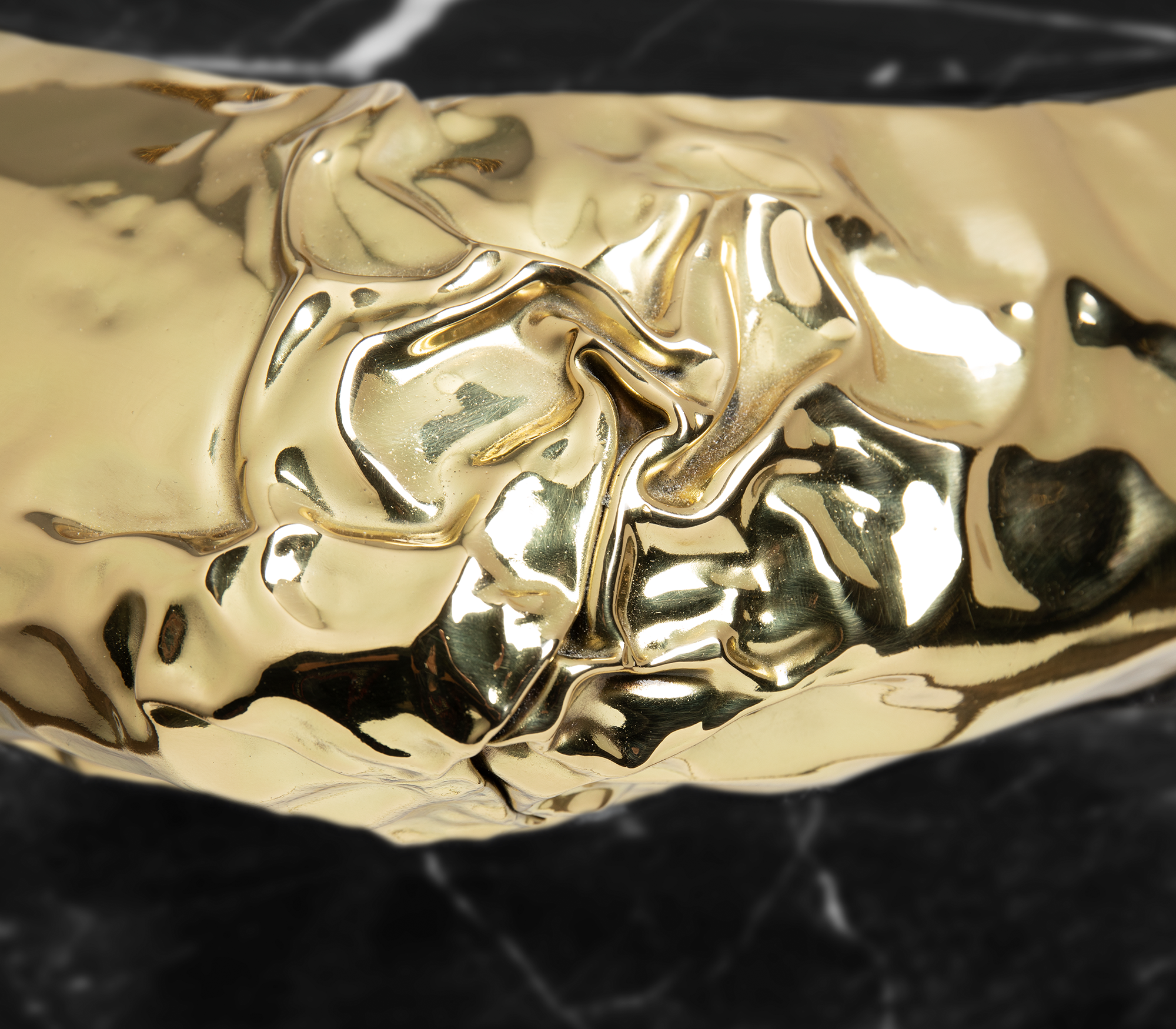 Tavolino Laterale in Marmo Nero Marquina Megalith Tavolino Laterale in Marmo Nero Marquina Megalith